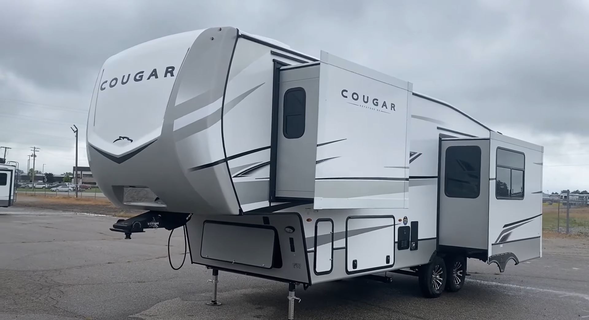 Best New Couple S Camping Fifth Wheel 2024 Cougar 260MLE   Cougar 260MLE Exterior Slides 